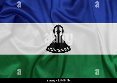 Lesotho - agitant le drapeau national sur la texture de la soie Banque D'Images