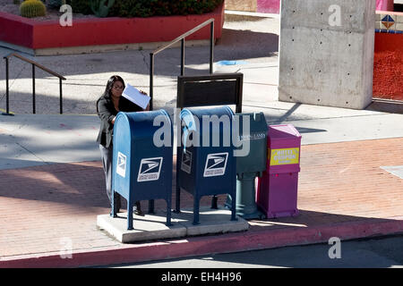 Femme l'expédition des documents publics via la boîte aux lettres d'USPS Banque D'Images