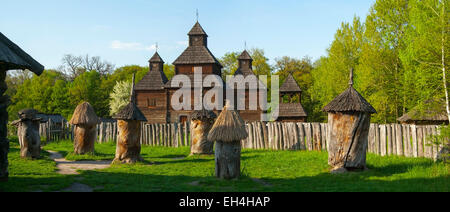 Panorama du paysage avec une église en bois et de l'urticaire.L'Ukraine, Kiev,Musée de l'architecture en bois Pirogovo Banque D'Images