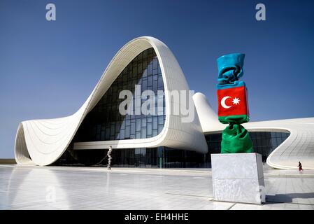 L'Azerbaïdjan, Bakou Heydar Aliyev, centre culturel monument futuriste conçu par l'architecte Zaha Hadid et la sculpture du drapeau national de l'Azerbaïdjan comme bonbons figure par l'artiste français Laurence Jenkell Banque D'Images