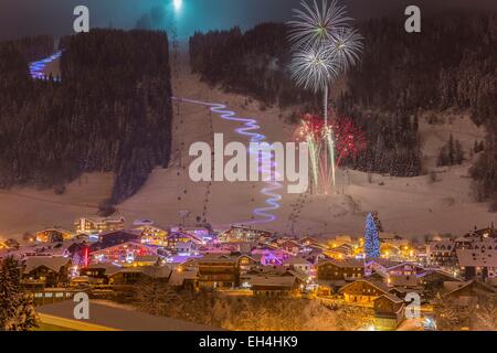 France, Haute-Savoie, Morzine, la vallée d'Aulps, station de ski des Portes du Soleil, descente aux flambeaux et feux d'artifice du Nouvel An sur le Pleney Banque D'Images