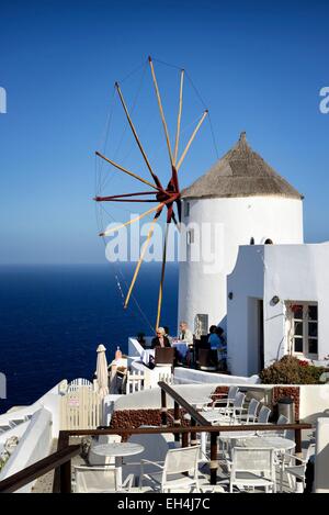 Grèce, les Cyclades, l'île de Santorin (Thera, Thira), moulin dans le village de Oia Banque D'Images