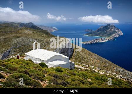 La Grèce, Cyclades, Amorgos island,petite église le long du sentier de randonnée historique allant du monastère de Panagia Hozoviotissa village d''Aegiali, l'île de Nikouria dans la distance Banque D'Images