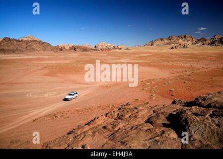 La Jordanie, Wadi Rum, zone protégée inscrite au Patrimoine Mondial de l'UNESCO, la voiture, le désert de sable rouge et de roches Banque D'Images