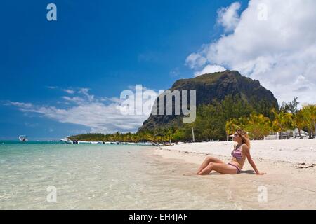 L'Ile Maurice, la Côte Sud Ouest, Black River District, femme sur la plage de St Regis Maurice contexte Morne Brabant inscrite au Patrimoine Mondial de l'UNESCO Banque D'Images