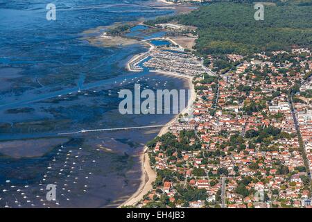 France, Gironde, Andernos les Bains, ostréiculture port et station balnéaire sur la Bassin d'Arcachon (vue aérienne) Banque D'Images