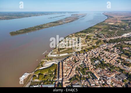 France, Gironde, Blaye, la ville et la citadelle sur la Gironde, l'île Bouchaud ou nouvelle, le vasard de Beychevelle et l'île de Patiras, fortifications de Vauban, classées au Patrimoine Mondial par l'UNESCO (vue aérienne) Banque D'Images