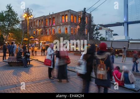 La Turquie, Istanbul, Turquie, district d'Ortakôy jeunes dans une ville moderne et dynamique au crépuscule Banque D'Images