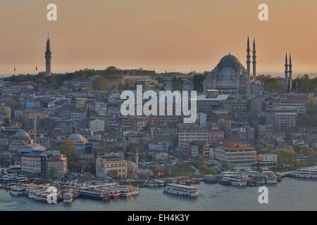 La Turquie, Istanbul, centre historique classé au Patrimoine Mondial par l'UNESCO, District de Suleymaniye Camii (Suleymaniye, Mosquée de Suleymaniye) construite par l'architecte Mimar Sinan, vue d'une partie de la vieille ville et la Mosquée de Suleymaniye au coucher du soleil Banque D'Images