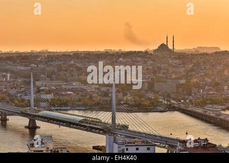 La Turquie, Istanbul, la vieille ville d'Istanbul et le tram bridge au coucher du soleil Banque D'Images