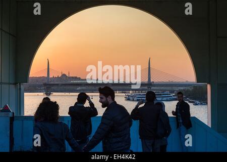 La Turquie, Istanbul, pont de Galata, les jeunes pour le coucher du soleil depuis le pont de Galata Banque D'Images