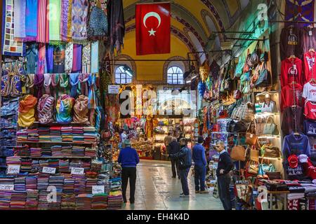 La Turquie, Istanbul, centre historique classé au Patrimoine Mondial de l'UNESCO, le quartier de Sultanahmet, le Grand Bazar, ou Kapali Carsi, Grand Bazar, marché couvert, scène de marché dans une ruelle de marché couverte Grand Bazar Banque D'Images