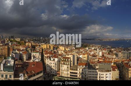 La Turquie, Istanbul, Galata Beyoglu, Istanbul, paysage urbain de district au coucher du soleil sur un ciel d'orage Banque D'Images