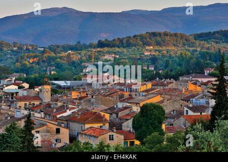 France, Alpes Maritimes, Grasse, sunrise du centre-ville historique d'un village provençal (vue aérienne) Banque D'Images