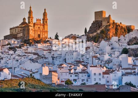 Espagne, Andalousie, Cadix, Olvera, village blanc sur un promontoire rocheux au lever du soleil Banque D'Images