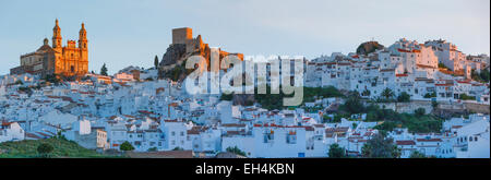 Espagne, Andalousie, Cadix, Olvera, village blanc sur un promontoire rocheux au lever du soleil Banque D'Images