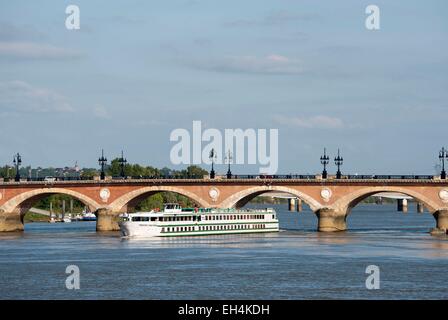 France, Gironde, Bordeaux, zone classée au Patrimoine Mondial de l'UNESCO, pont de pierre sur la Garonne, bateau de croisière Princesse d'Aquitaine appartenant à la compagnie de croisière Croisieurope Banque D'Images