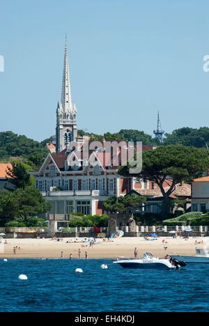 France, Gironde, Arcachon, plage vue de la mer et clocher de l'église Notre Dame de l'Arachon Banque D'Images
