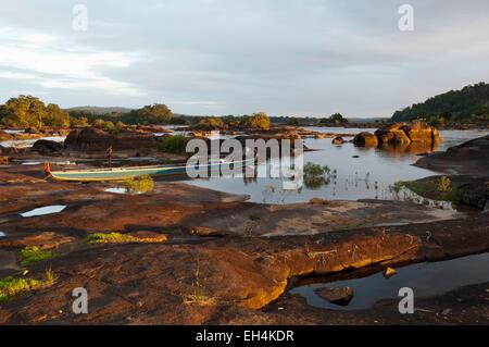 France, Guyane, Parc amazonien de Guyane (Parc amazonien de la Guyane), l'abattis Cottica, Lawa River En aval de la rivière Maroni, homme solitaire et sa pirogue au coucher du soleil, dans un endroit appelé grands rochers Banque D'Images