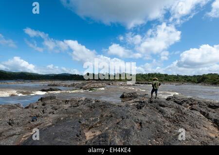 France, Guyane, Parc amazonien de Guyane (Parc amazonien de la Guyane), et de la rivière Tapanahony Lawa river confluence devenir ici le Maroni, fleuve rapids (saut) appelé saut de la grande richesse, une voiture chargée sur une pirogue passe en amont, l'homme seul Banque D'Images