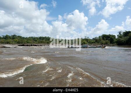 France, Guyane, Parc amazonien de Guyane (Parc amazonien de la Guyane), et de la rivière Tapanahony Lawa river confluence devenir ici le Maroni, fleuve rapids (saut) appelé saut de la grande richesse, une voiture chargée sur une pirogue se dirige vers l'amont Banque D'Images