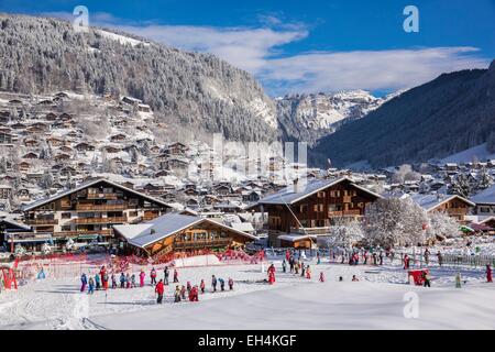 France, Haute-Savoie, Morzine, la vallée d'Aulps, station de ski des Portes du Soleil, l'école maternelle et voir d'Avoriaz Banque D'Images