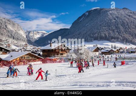 France, Haute-Savoie, Morzine, la vallée d'Aulps, station de ski des Portes du Soleil, l'école maternelle et voir d'Avoriaz Banque D'Images