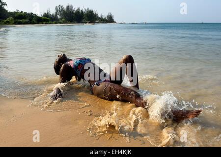 Le Gabon, Province de l'Estuaire, la pointe Denis plage face à Libreville sur l'autre côté de l'estuaire de la Gabon Banque D'Images