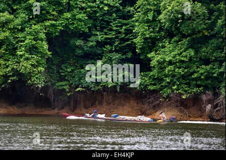 Le Gabon, Moyen-Ogooue, Lambaréné Province Région, canoë motorisé en remontant le fleuve Ogooue Banque D'Images