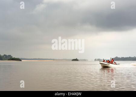 Le Gabon, Ogooue-Maritime Province, motor yacht en remontant le fleuve Ogooue Banque D'Images