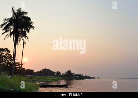 Le Gabon, Ogooue-Maritime Province, coucher de soleil sur Omboue, une petite ville sur les rives de la Fernan Vaz (lagune Nkomi) Banque D'Images