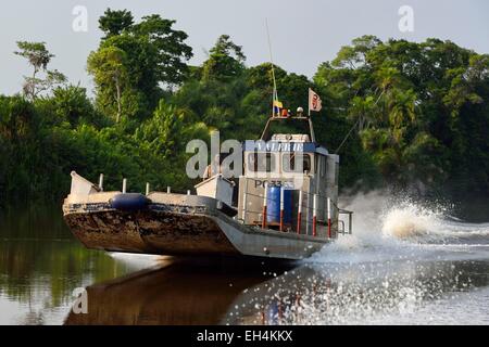 Le Gabon, Ogooue-Maritime Province, l'une des nombreuses rivières du Fernan Vaz (lagune Nkomi) Banque D'Images