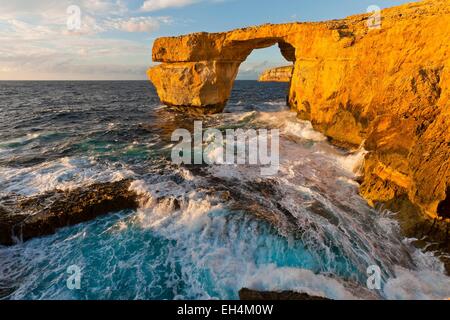 Malte, l'île de Gozo, l'arche naturelle de la fenêtre d'Azur Banque D'Images