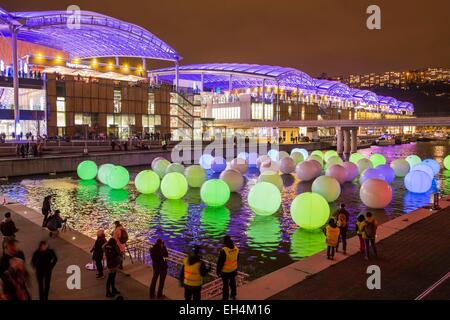 France, Rhône, Lyon, quartier de la Confluence, quartier durable certifiée par le WWF, le quai Antoine Riboud, la darse nautique et le centre commercial de Confluence au cours de la Fete des Lumieres (fête des lumières), show Light Me Up de Quorum Prod Banque D'Images