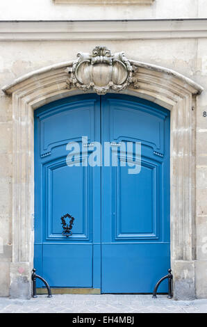 Un élégant porte bleue à Paris, France. Banque D'Images