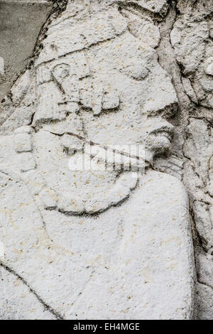 Bas-relief en calcaire de tête chieftain en captivité avec la main gauche sur l'épaule droite à l'est du patio Palace chefs capturés Palacio Banque D'Images