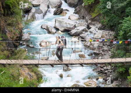 Le Népal, Gandaki zone, Tsum valley trek, pont suspendu au-dessus du Shyar Khola Banque D'Images