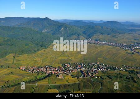 La France, Haut Rhin, Alsace, Hunawihr, intitulée Les Plus Beaux Villages de France (Les Plus Beaux Villages de France), église St Hune (vue aérienne) Banque D'Images