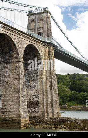 Telford 1826 Pont suspendu au-dessus du détroit de Menai. Entre Gwynedd et d'Anglesey, au Pays de Galles, Royaume-Uni. Banque D'Images