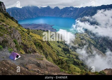 L'Indonésie, Lombok, Nusa Tenggara, Rinjani, camping à bord du cratère du volcan Rinjani Banque D'Images