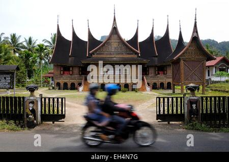 L'Ouest de Sumatra, Indonésie, Minangkabau Highlands, région Bukittinggi, Minangkabau maison traditionnelle en bois Banque D'Images