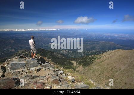 France, Pyrénées Orientales, Vernet les Bains, Panorama depuis le sommet du Pic du Canigou ( 2786 m d'altitude) Le pic du Canigou est une partie du réseau des grands sites de France Banque D'Images