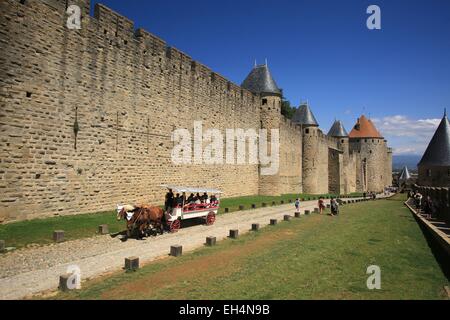 France, Aude, Carcassonne, à pied en transport pour les touristes au pied des remparts de la Cité de Carcassonne classée au Patrimoine Mondial de l'UNESCO Banque D'Images