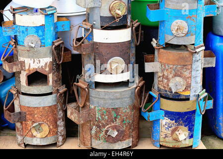 Old rusty metal paquets hermétiques à l'entrée d'un magasin dans une rue de la vieille ville. Panauti-Kavepalanchok Bagmat-dstr. Banque D'Images