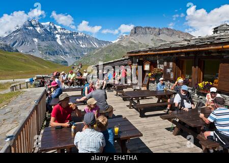 France, Savoie, Le Parc National de la Vanoise (parc national de la Vanoise), les randonneurs sur la terrasse du refuge du lac du plan, la Grande Casse background Banque D'Images