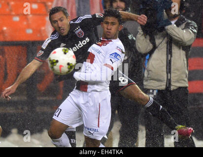 4 mars 2015 - Washington, DC, USA - 20150304 - D.C. United terrain Davy Arnaud (8) passe à l'avant Alajuelense Jose Ortiz Picado (21) dans la première moitié d'un quart de finale de la Concacaf au Stade RFK à Washington. United a battu Alajuelense, 2-1. Alajuelense avancé pour les demi-finales sur l'ensemble de deux matchs, 6-4. (Crédit Image : © Chuck Myers/Zuma sur le fil) Banque D'Images