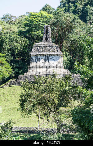 Face Ouest pierre élégante Temple de la Croix se détache de jungle montrant côté ouest de toit bien préservés Chiapas Palenque comb Banque D'Images