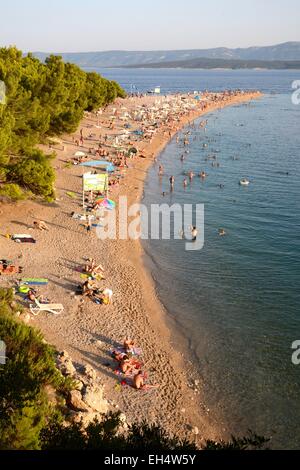 La Croatie, l'île de Brac, plage corne d'populaire auprès des baigneurs en été Banque D'Images