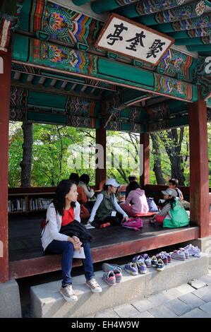 La Corée du Sud, Séoul, l'harmonie entre la nature et l'architecture traditionnelle dans le Jardin Secret (Biwon) de la prospérité (le Palais Changdeokgung Palace Vertu) inscrite au Patrimoine Mondial de l'UNESCO Banque D'Images