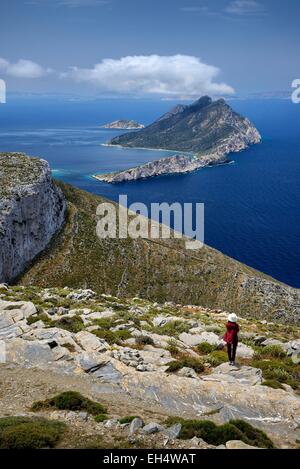 La Grèce, Cyclades, Amorgos island, vue depuis le sentier de randonnée historique allant du monastère de Panagia Hozoviotissa Aegiali, village de l'île de Nikouria dans le distanceEmirats Arabes Unis Banque D'Images